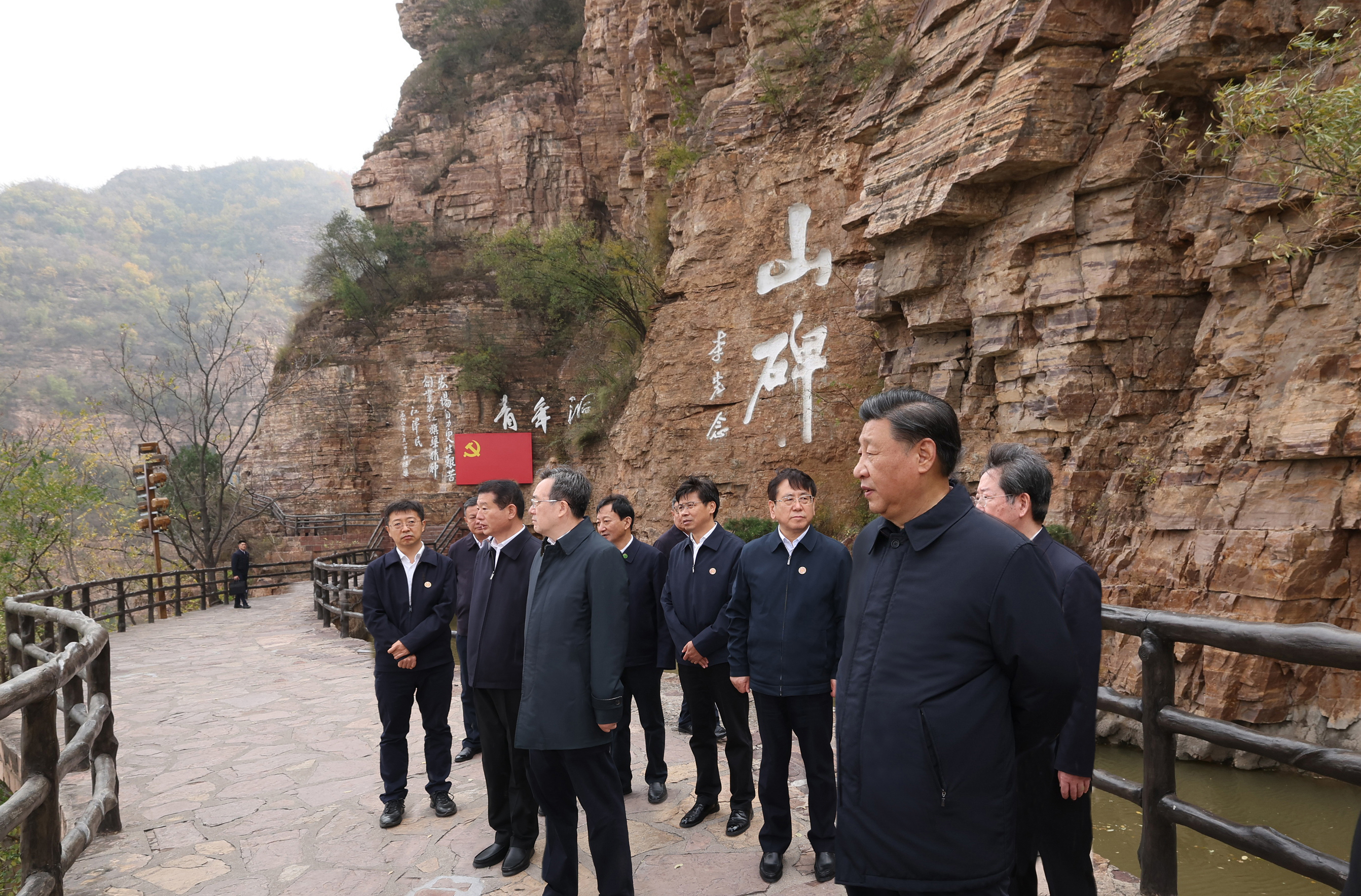 2022年10月28日,习近平总书记在河南安阳林州市红旗渠青年洞考察。