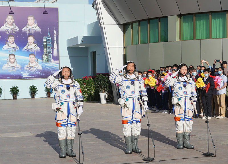 2022年6月5日,神舟十四号载人飞行任务航天员乘组出征仪式在酒泉卫星发射中心问天阁广场举行。