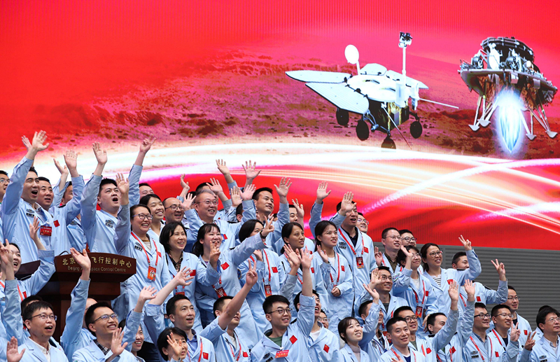 2021年5月15日,北京航天飞行控制中心青年科技人才群体庆祝我国首次火星探测任务着陆火星成功。
