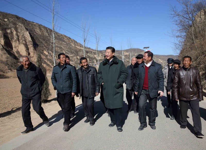 2015年2月13日,习近平在陕西省延安市延川县文安驿镇梁家河村看望村民,并就老区脱贫致富进行实地调研。