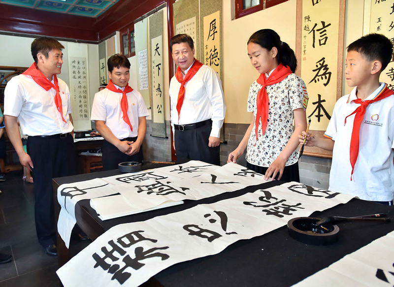 2014年5月30日,习近平总书记来到北京市海淀区民族小学,参加庆祝“六一”国际儿童节活动。