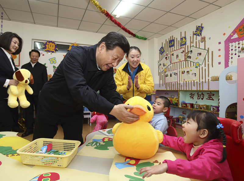 2014年1月28日,习近平总书记来到内蒙古自治区呼和浩特市儿童福利院看望孩子们并赠送新春礼物。