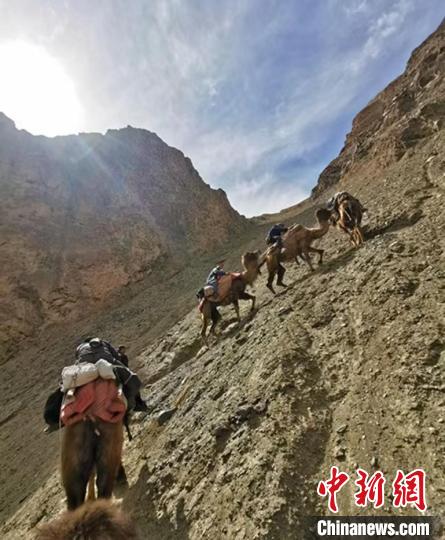 航天人和当地气象局工作人员翻越两座海拔4000余米的雪山，去帕米尔高原无人区建气象站。　中国航天科工集团二院23所 供图