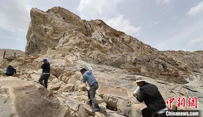 航天人和当地气象局工作人员翻越两座海拔4000余米的雪山，去帕米尔高原无人区建气象站。　中国航天科工集团二院23所 供图