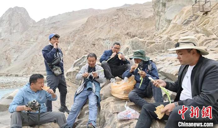航天人和当地气象局工作人员翻越两座海拔4000余米的雪山，去帕米尔高原无人区建气象站。　中国航天科工集团二院23所 供图