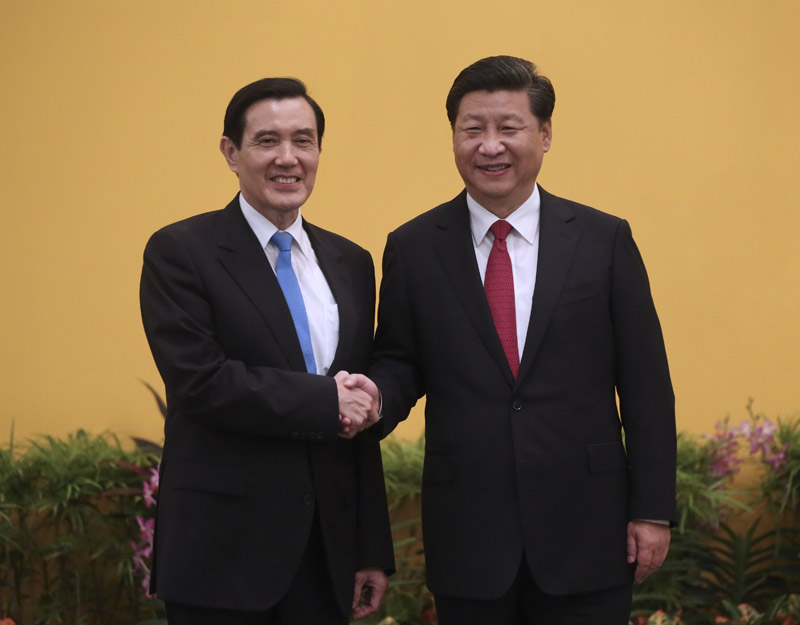 2015年11月7日,两岸领导人会面在新加坡香格里拉大酒店举行。这是习近平主席与时任台湾地区领导人马英九握手。