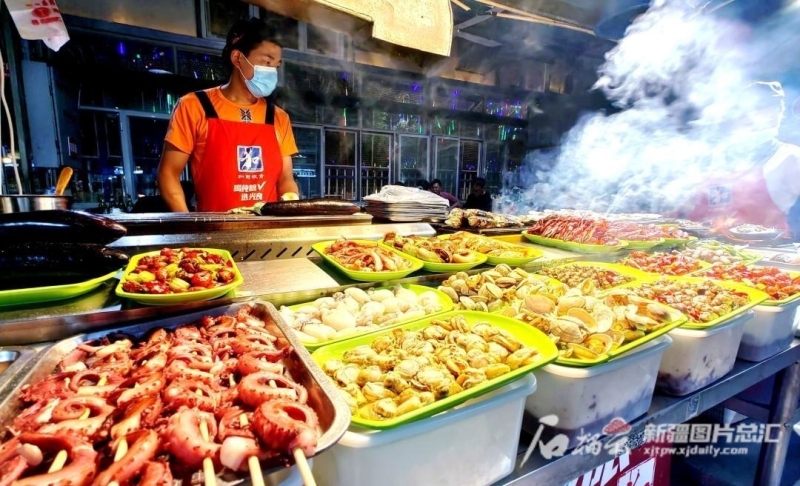 在和田夜市里，各色美食琳琅满目。.png