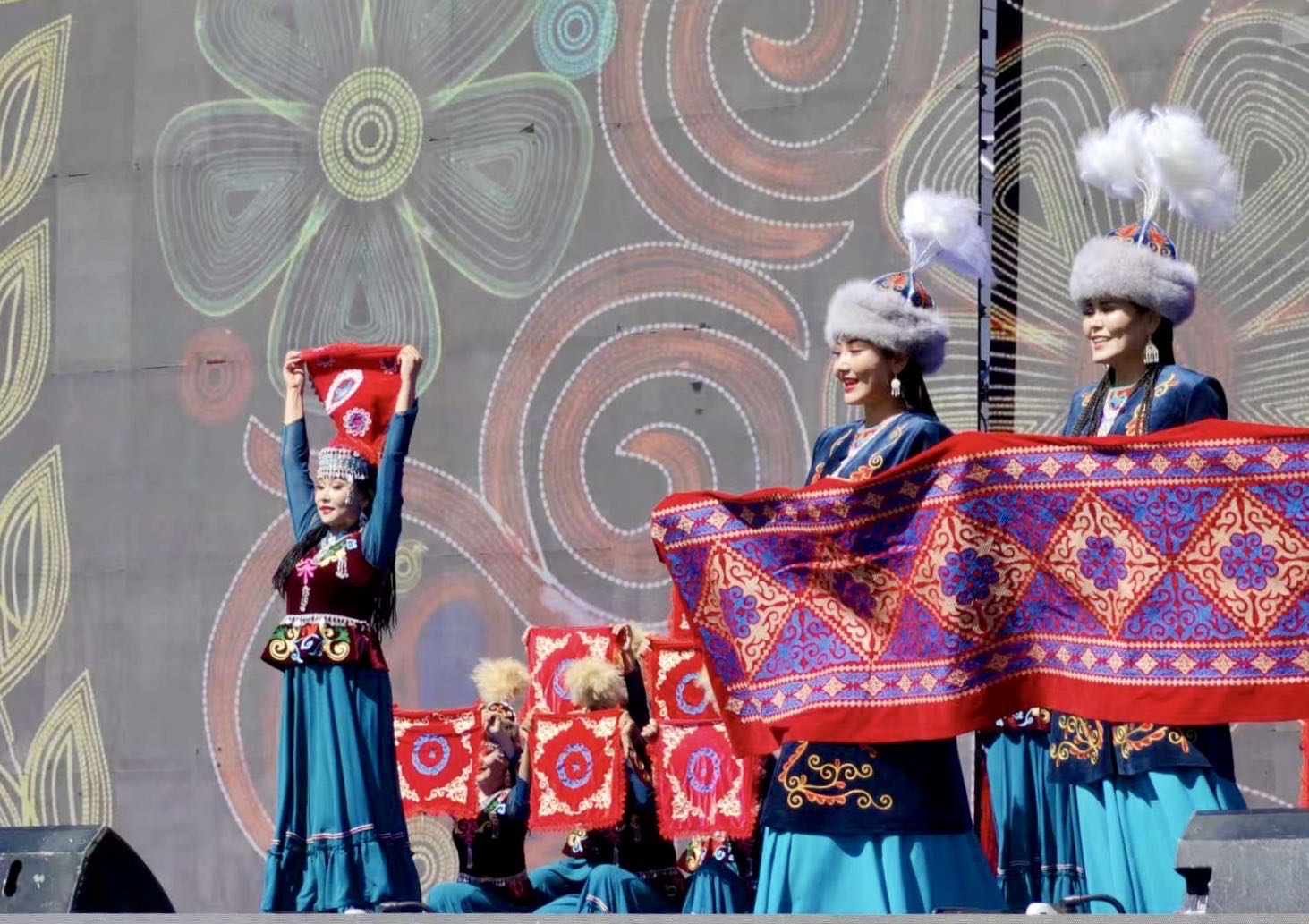 开幕式上的文艺表演。人民网 李龙摄