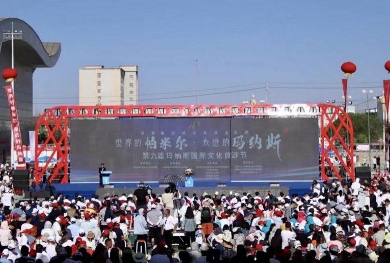 开幕式上，观众们的欢呼声伴随着音乐声，热闹非凡。人民网 李龙摄