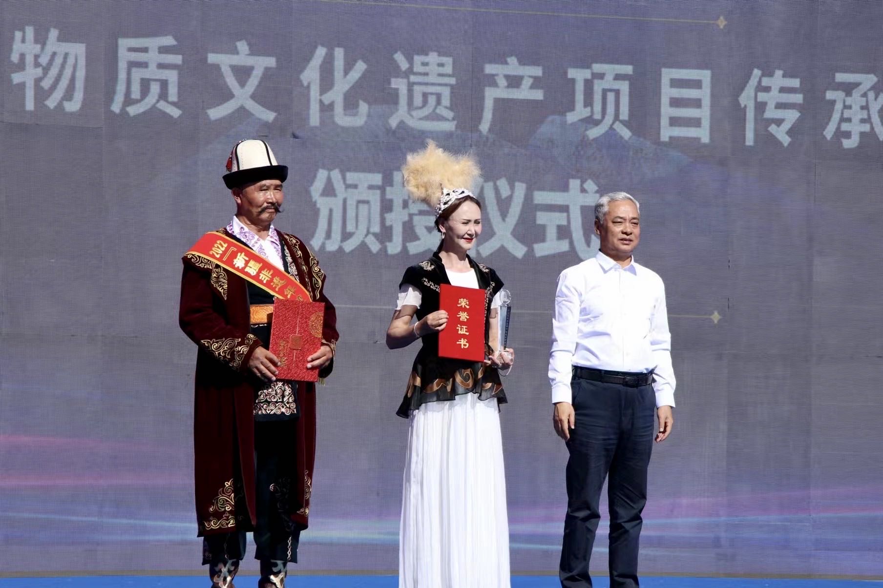 颁授荣誉证书。人民网 李龙摄