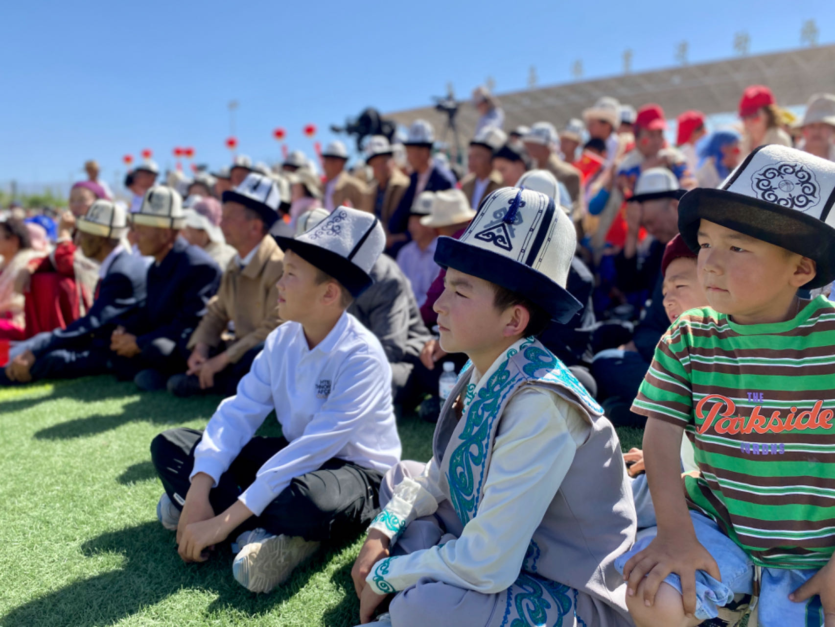 小朋友们观看文艺演出。人民网 李龙摄