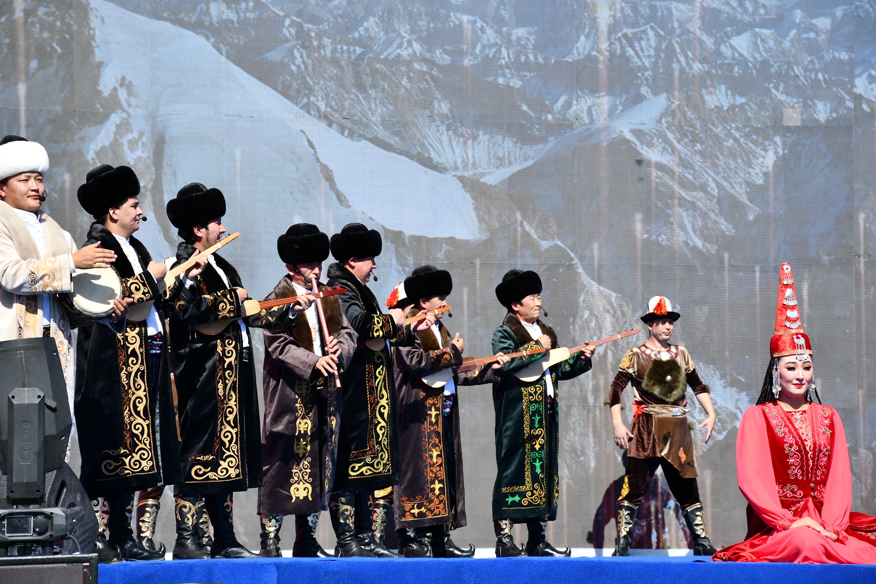 表演《玛纳斯》史诗说唱。人民网 李龙摄