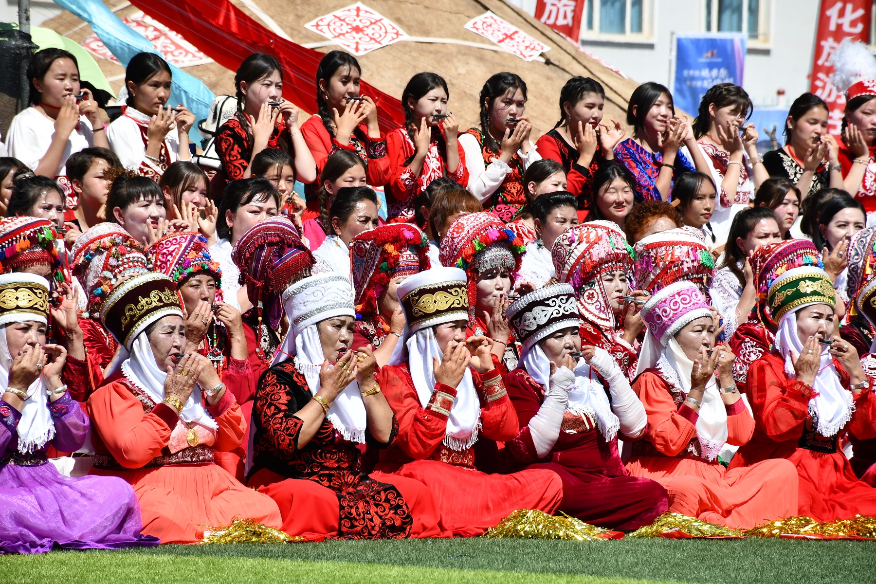 文艺演出现场。人民网 李龙摄