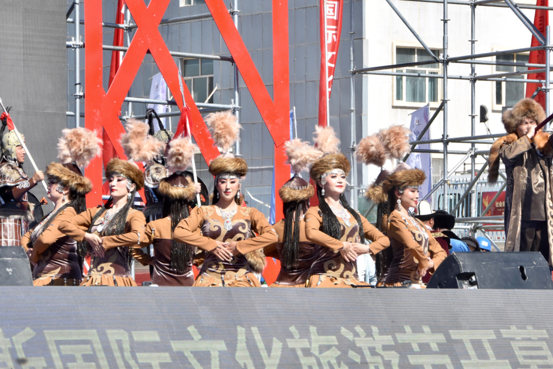 文艺演出现场。人民网 李龙摄