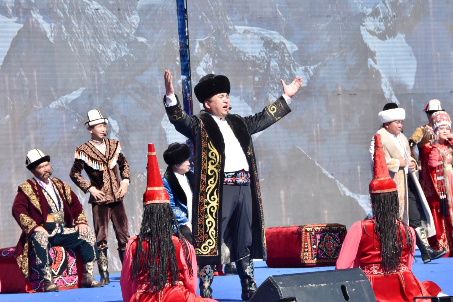 表演《玛纳斯》史诗说唱。人民网 李龙摄