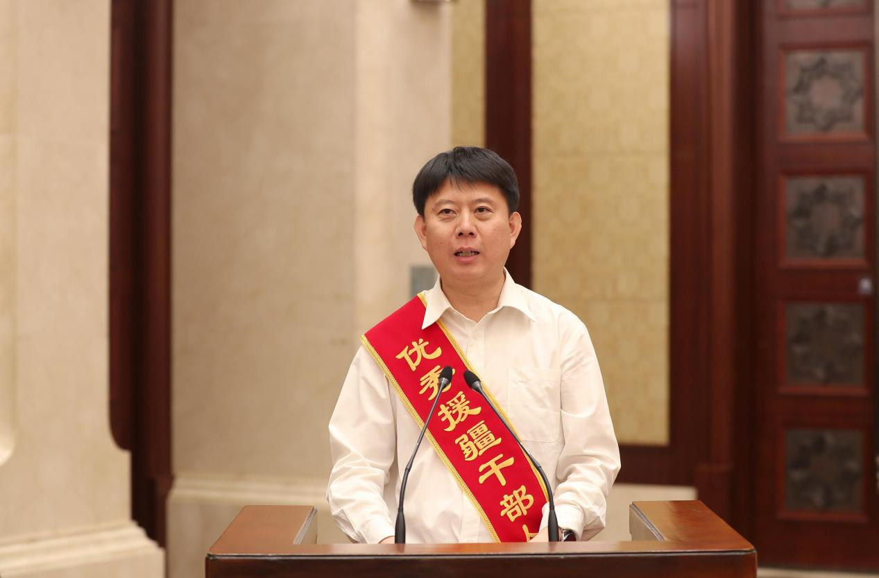 海关总署口岸监管司监管装备处处长，喀什经开区党工委委员、管委会副主任，综保区主任马海涛。崔志坚摄