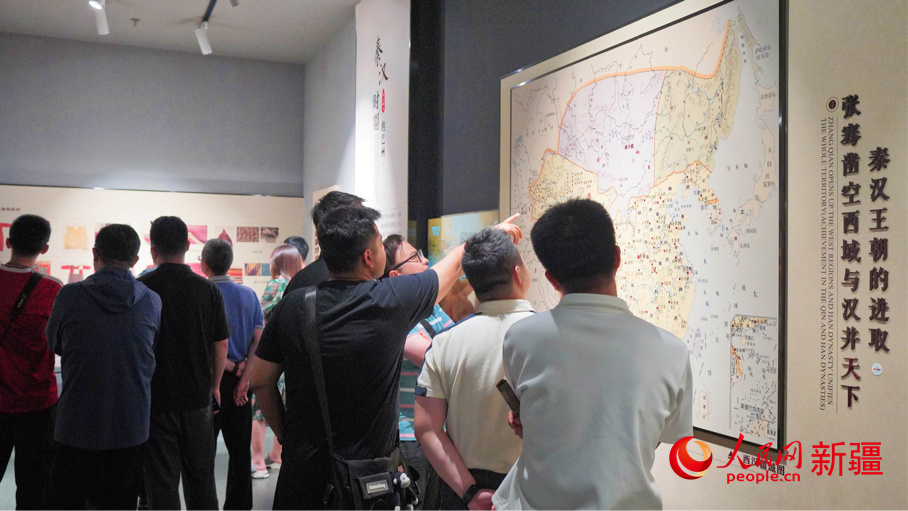 在巴州博物馆，调研组一行参观了历史展厅、东归之路展厅等，近距离观看了造型精美奇特、纹饰细腻丰富的文物，感受古老、神秘、灿烂、辉煌的历史。人民网 李欣洋摄