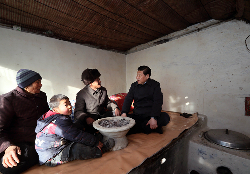 2012年12月30日,习近平在河北省阜平县龙泉关镇骆驼湾村看望唐荣斌老人一家。