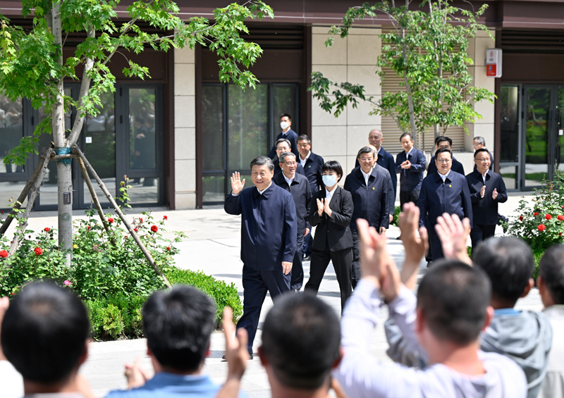 2023年5月10日,习近平在河北省雄安新区容东片区南文营社区考察。