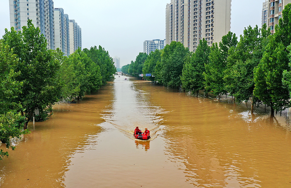 救援人员在河北省涿州市市区乘坐冲锋舟前去转移受灾群众(8月2日摄,无人机照片)。