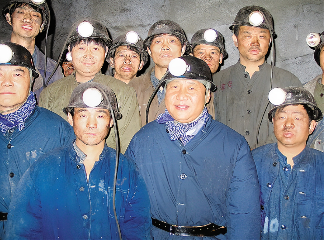 2005年1月26日,习近平在湖州市长兴县长广煤矿井下慰问煤矿工人。