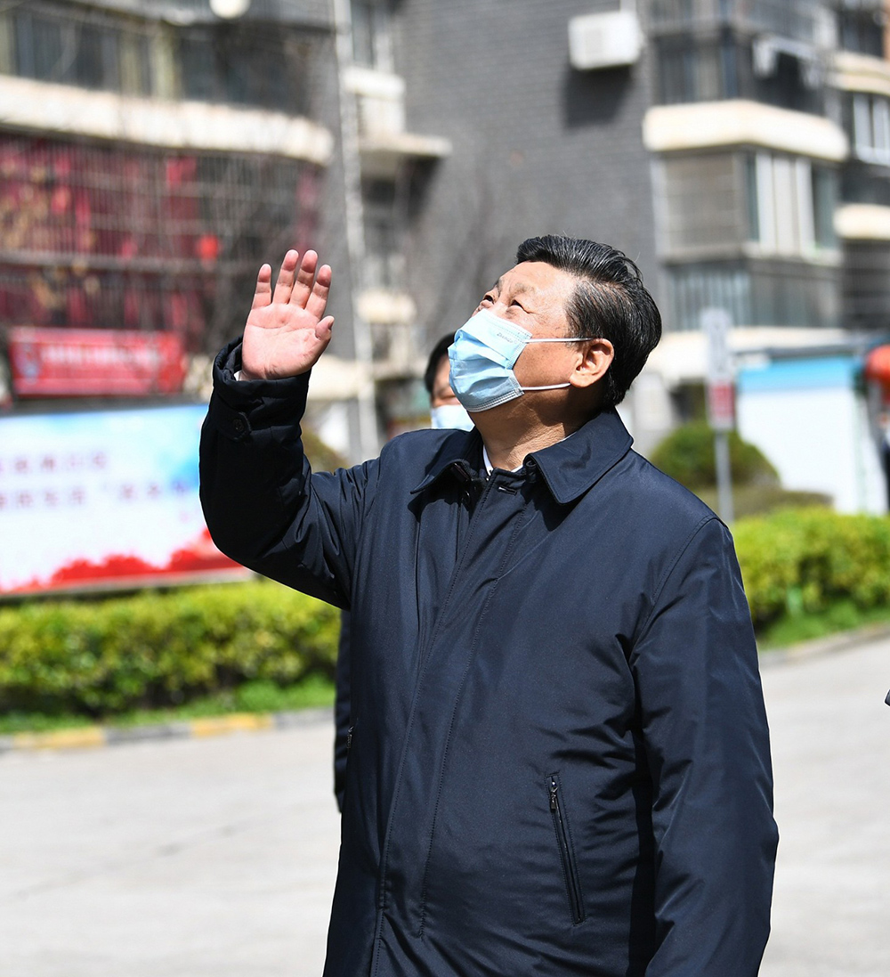 2020年3月10日,习近平总书记在东湖新城社区考察时,向在家隔离居住的居民挥手致意、表示慰问。