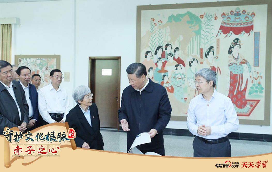 2019年8月19日,习近平总书记在敦煌研究院察看珍藏文物和学术成果展示,了解文物保护和研究、弘扬优秀历史文化情况。