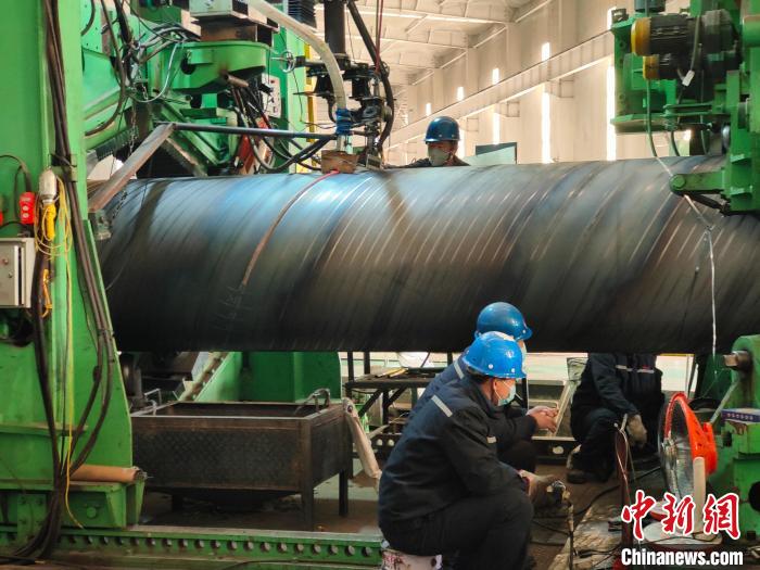 图为阿拉山口新博油气管道制造公司生产车间。 徐金波 摄