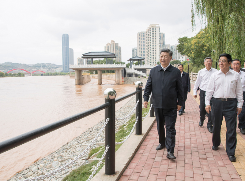 2019年8月21日,习近平总书记在兰州市黄河治理兰铁泵站项目点,沿步道察看黄河两岸生态修复和景观建设情况。