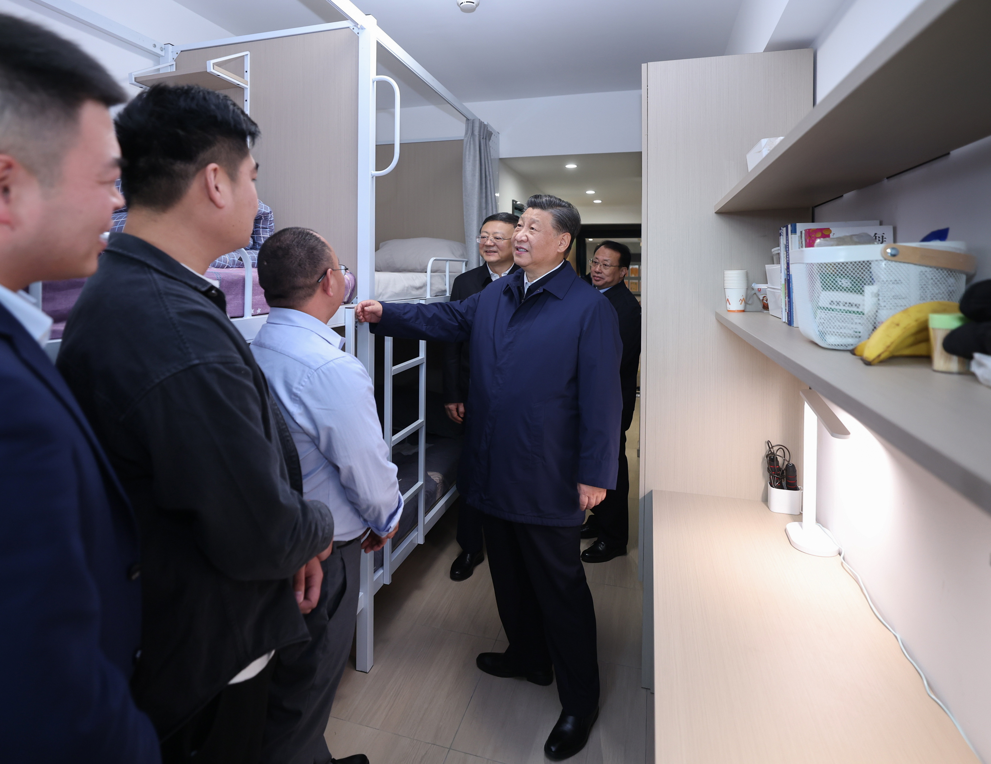 2023年11月29日,习近平总书记在上海市闵行区新时代城市建设者管理者之家考察时,在社区宿舍型出租房源租户的住房,了解在此居住的城市一线工作者的生活状况。