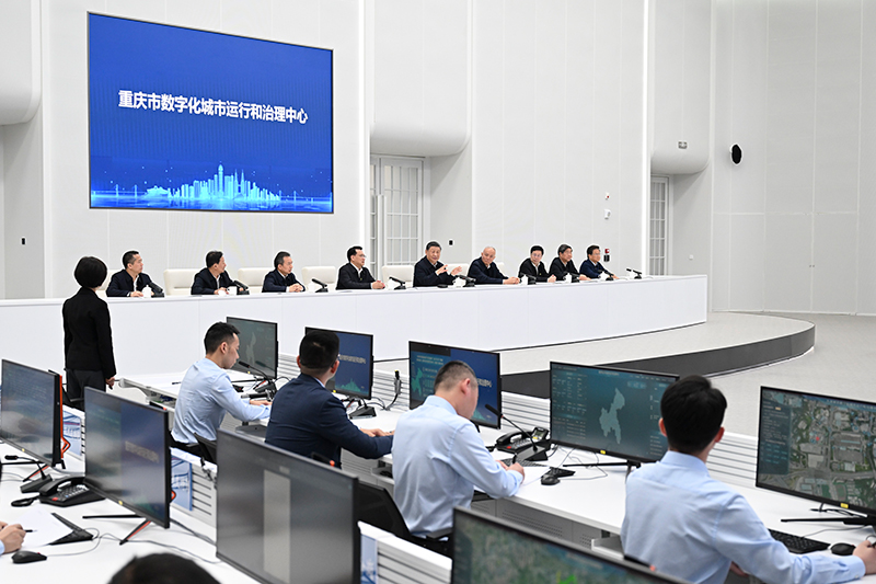 4月23日,习近平总书记在重庆市数字化城市运行和治理中心考察。