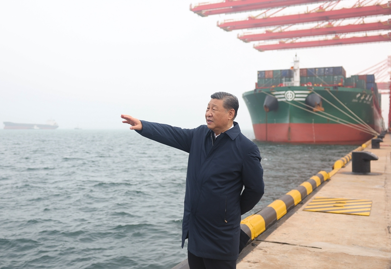 2024年5月22日,习近平总书记在山东日照港考察。