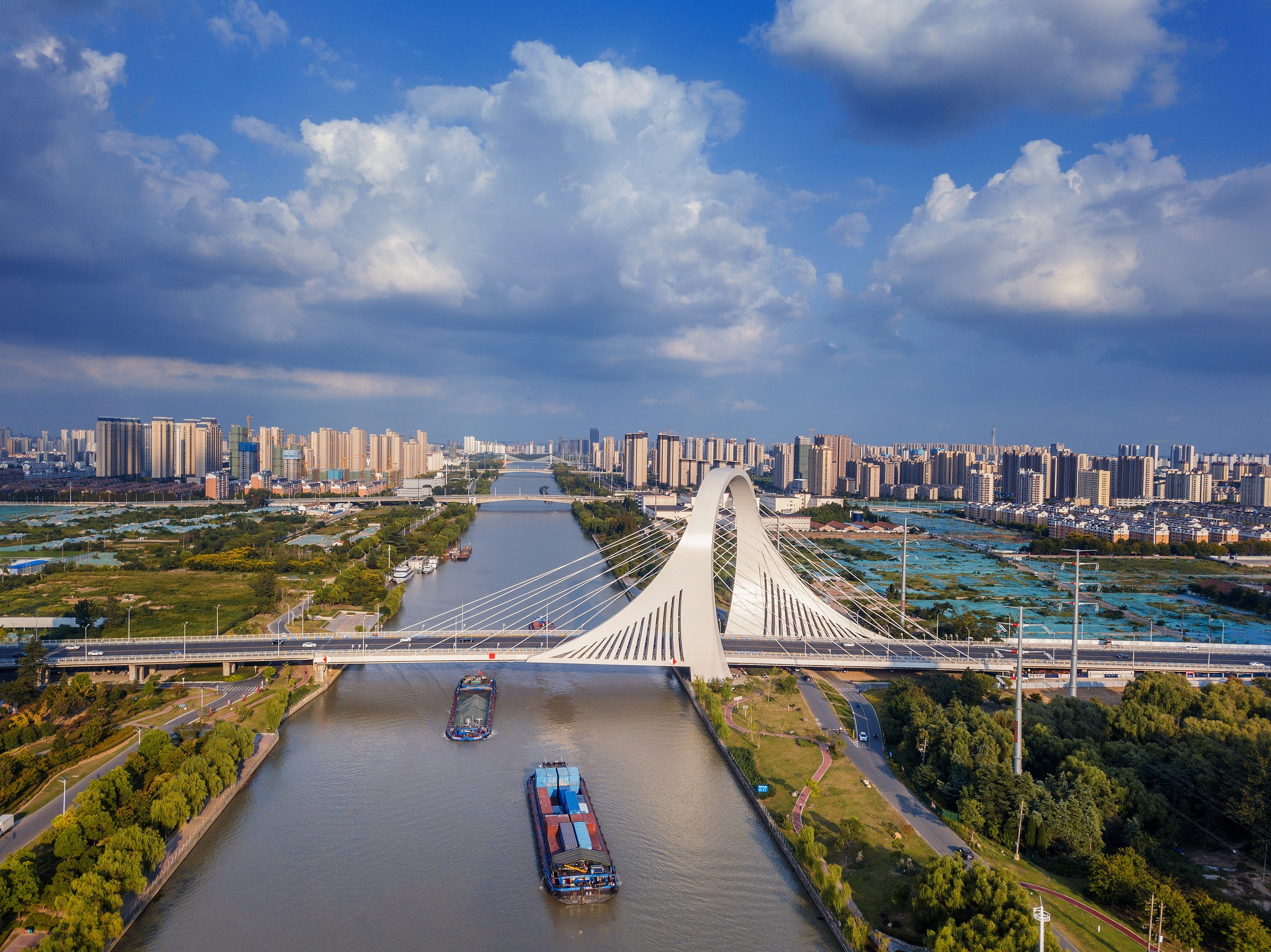 2022年9月12日,几艘船舶行驶在江苏淮安运河大桥附近。