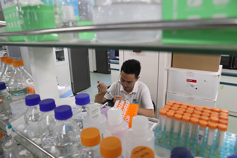 在三亚崖州湾科技城,一名青年科技工作者正在进行科研工作。