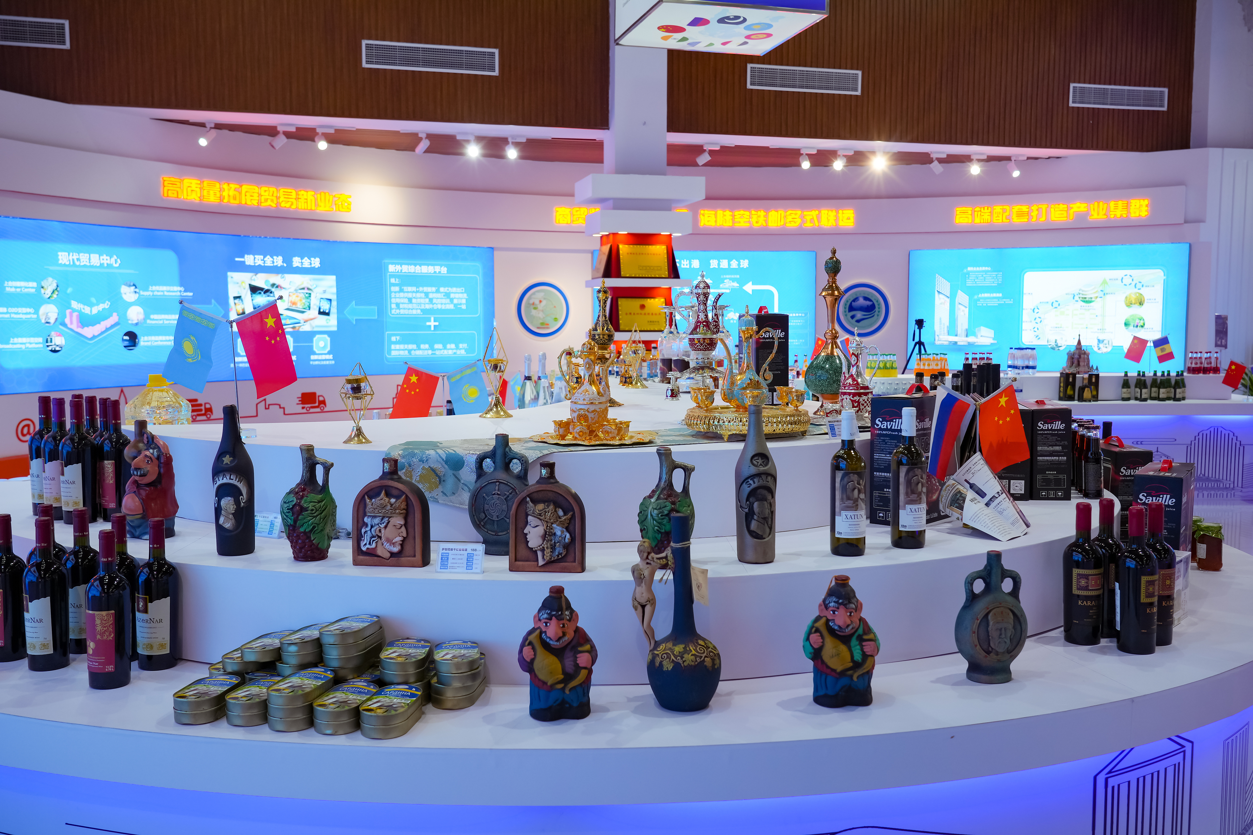 2022年10月19日,青岛,上合示范区展出的上合国家特色商品。