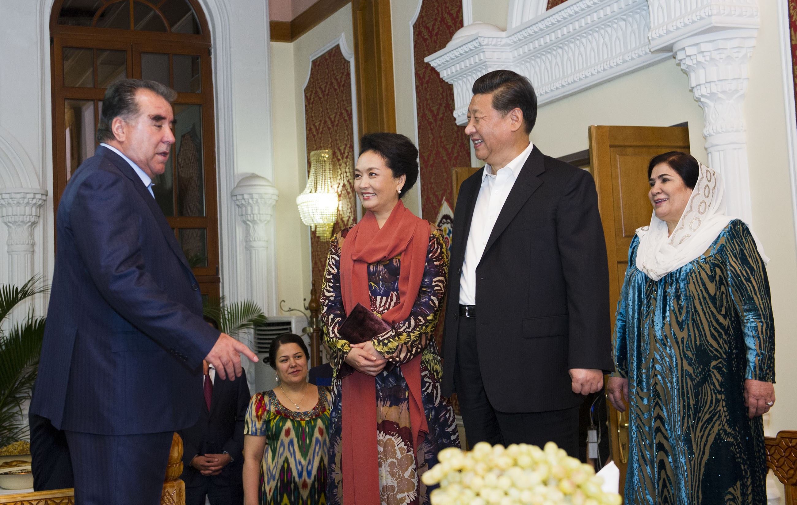 2014年9月12日,习近平主席在杜尚别出席塔吉克斯坦总统拉赫蒙举行的家宴。这是习近平主席和夫人彭丽媛在拉赫蒙夫妇陪同下参观总统官邸。