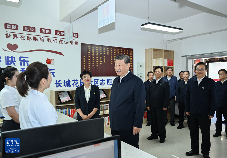 2024年6月19日下午,习近平在宁夏银川市金凤区长城花园社区党群服务中心便民服务厅了解社区开展便民惠民服务等情况。新华社记者 谢环驰 摄