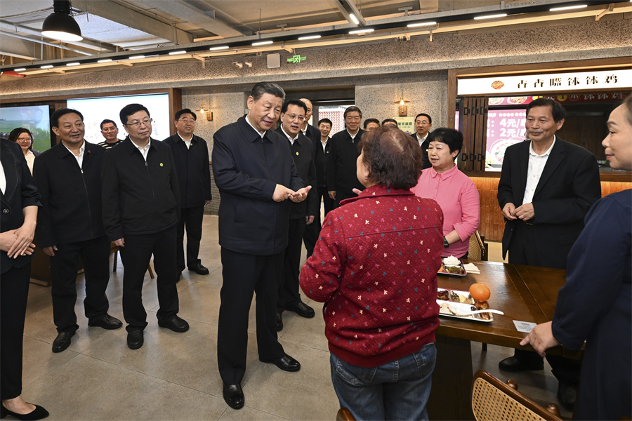 2024年4月22日下午,习近平在九龙坡区谢家湾街道民主村社区考察时,同正在社区食堂就餐的群众亲切交流。新华社记者 谢环驰 摄