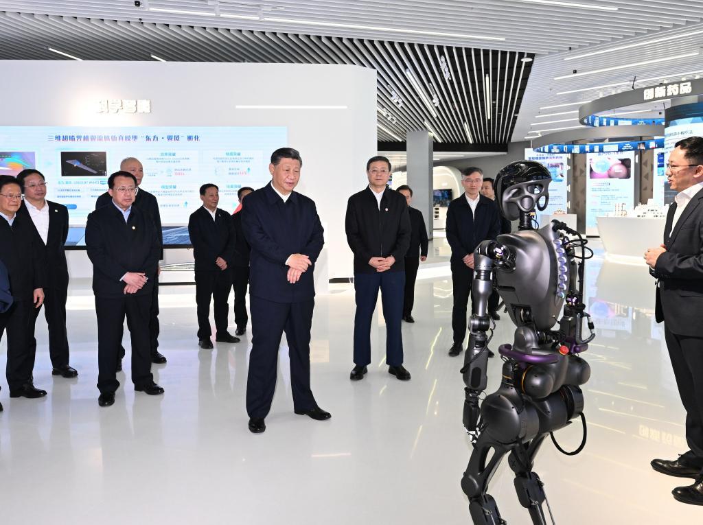 2023年11月28日下午,习近平在浦东新区张江科学城参观上海科技创新成果展。新华社记者 谢环驰 摄