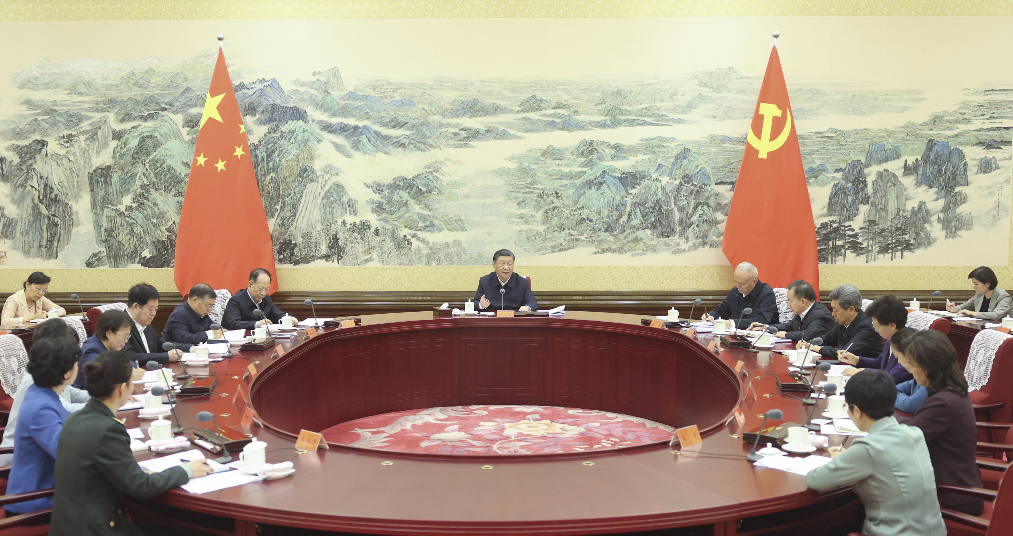 2023年10月30日,中共中央总书记、国家主席、中央军委主席习近平在中南海同全国妇联新一届领导班子成员集体谈话并发表重要讲话。来源:新华社