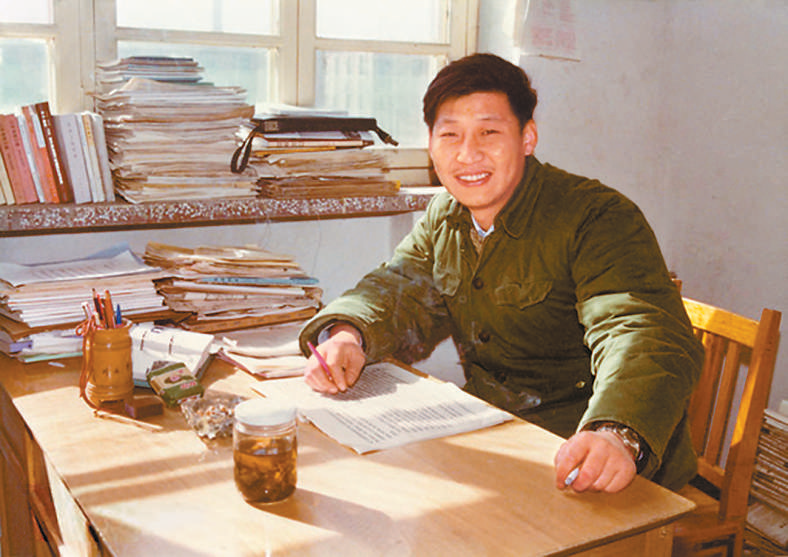 1983年,习近平在河北正定县委办公室。来源:新华社