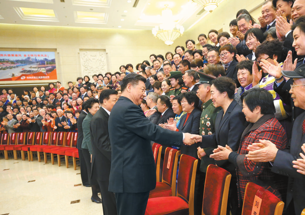 2016年12月12日,中共中央总书记、国家主席、中央军委主席习近平在北京会见第一届全国文明家庭代表。 来源:新华社