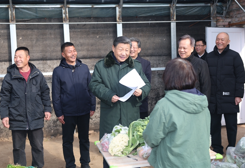 2024年2月1日,习近平总书记在天津市西青区辛口镇第六埠村,走进大棚同菜农亲切交流。