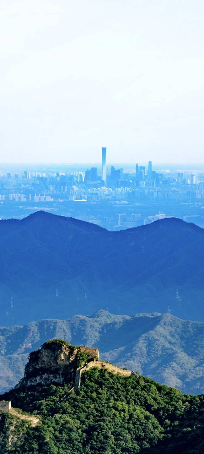 从长城上远眺,北京中央商务区清晰可见。(摄影:鲁梦晗 王佰龙)