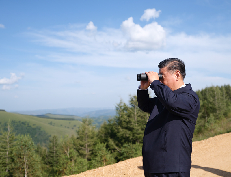 2021年8月23日,习近平总书记在河北省承德市塞罕坝机械林场月亮山考察。