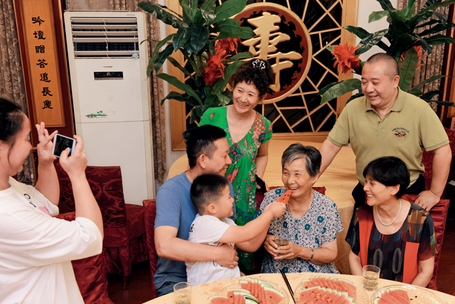2019年9月13日,浙江南浔久安老年城餐厅, 84岁的沈学安老人(前右二)和前来看望她的亲人欢聚