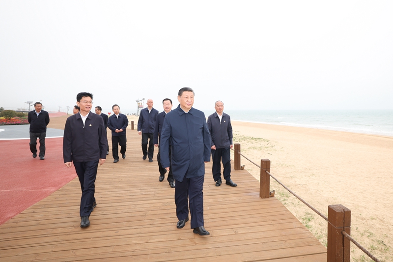 2024年5月22日,习近平总书记在山东日照阳光海岸绿道考察。