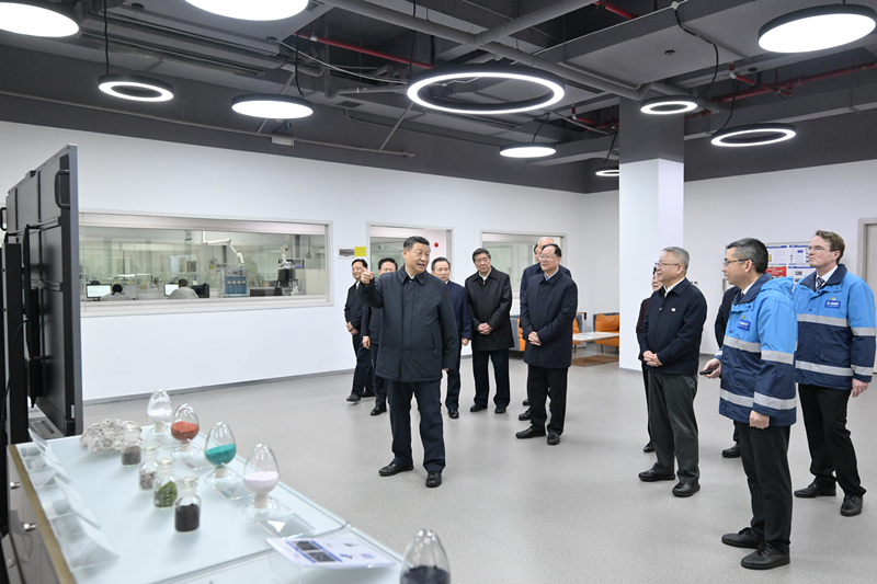 2024年3月18日,习近平总书记在中德合资企业巴斯夫杉杉电池材料有限公司考察。