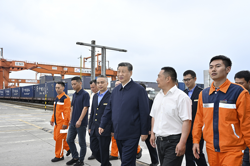 2024年4月22日,习近平总书记在重庆国际物流枢纽园区重庆铁路集装箱中心站,同货车司机、列车司机、装卸工人、场站管理人员等亲切交流。