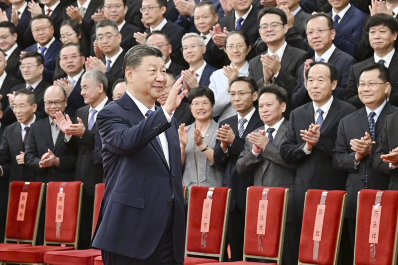 2024年9月23日,习近平总书记等党和国家领导人接见探月工程嫦娥六号任务参研参试人员代表。